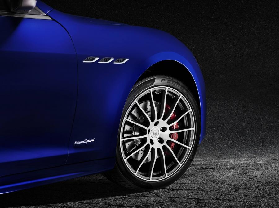 Детали экстерьера Maserati Ghibli S Q4 GranSport Carbon Pack 2017 года  (фото 19 из 44)